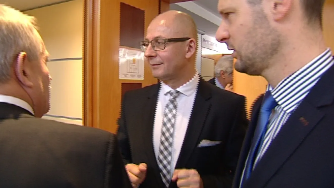 Kérdezni szabad, de választ ne várjunk?