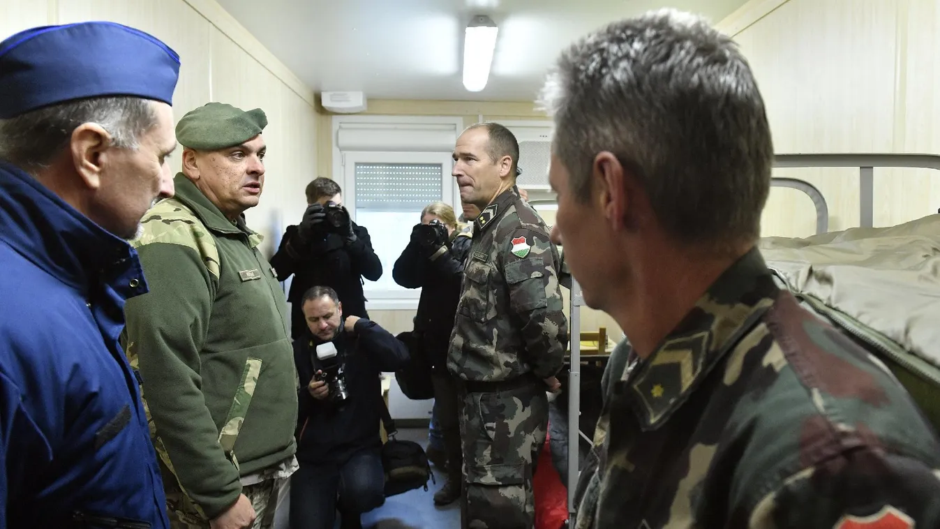 Gyakorlatoznak a rendőrök a déli határnál