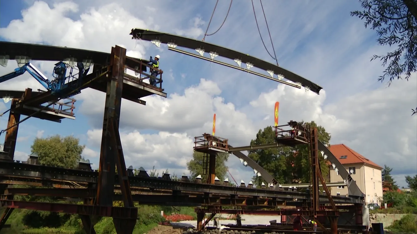 Beemelték a meder fölé az új Ipoly-híd acélelemeit Drégelypalánknál