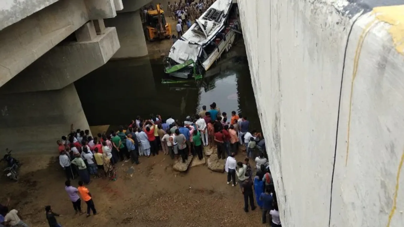 Sokan életüket vesztették egy indiai buszbalesetben