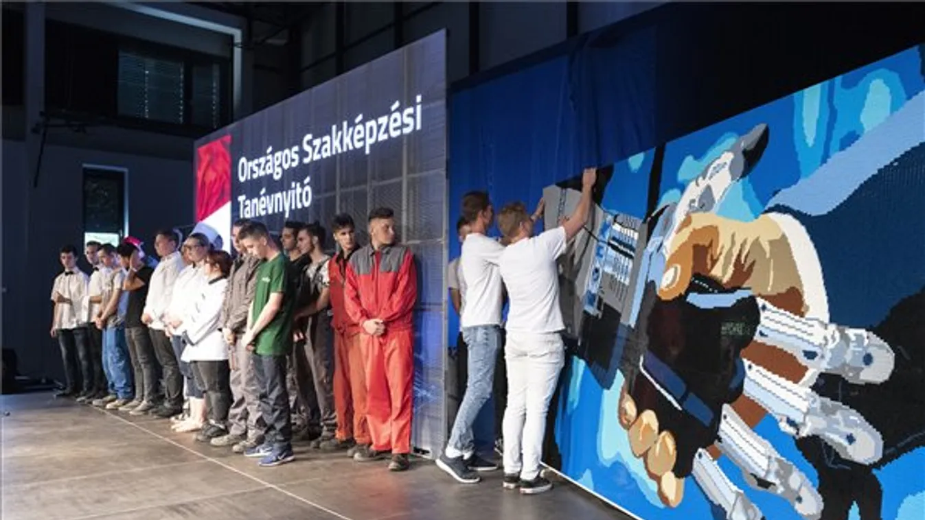 Palkovics: 10 év után először többen választották a szakképzést, mint a gimnáziumot