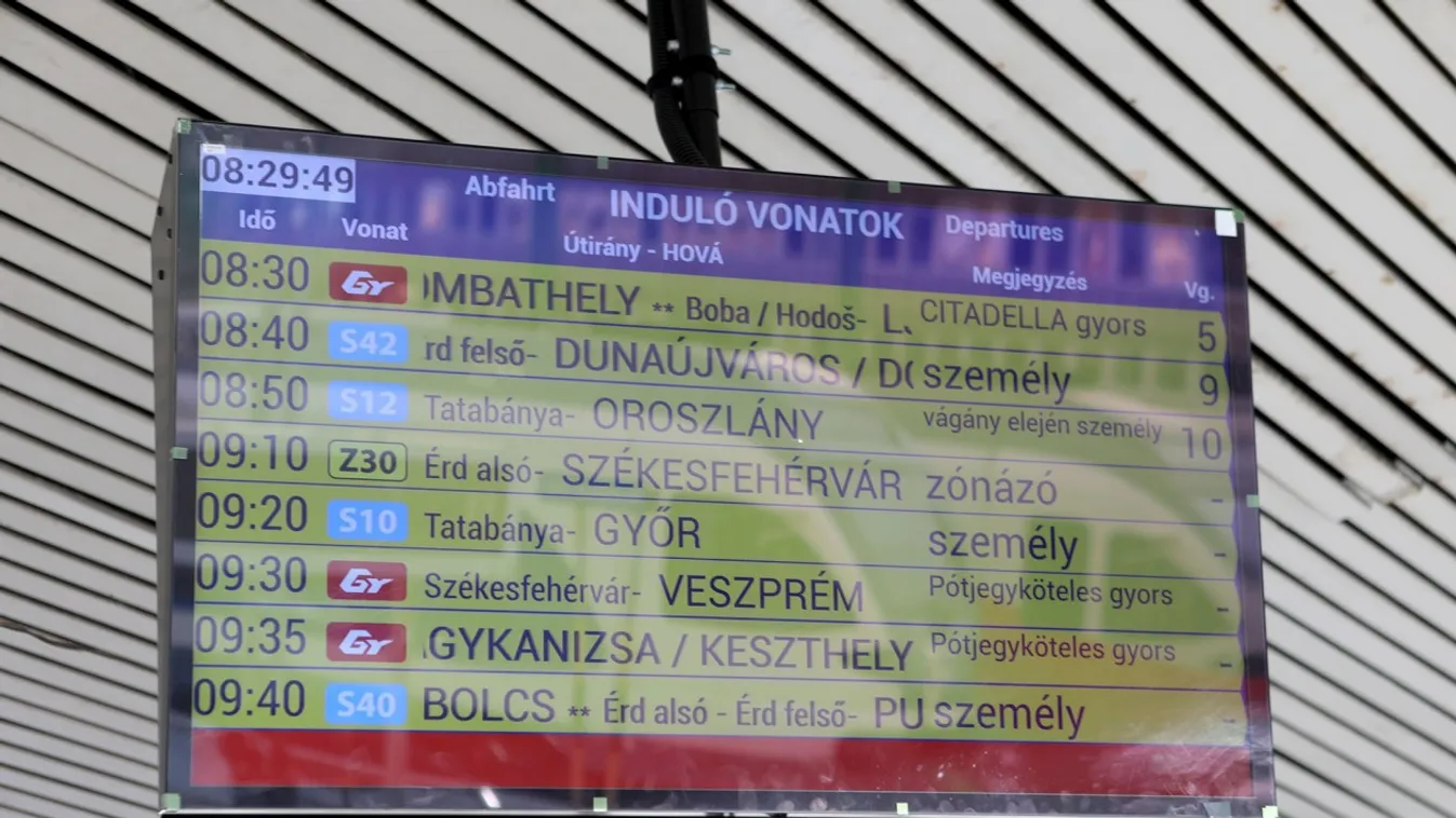 Három nagy méretű, vandálbiztos monitor segíti az utasokat