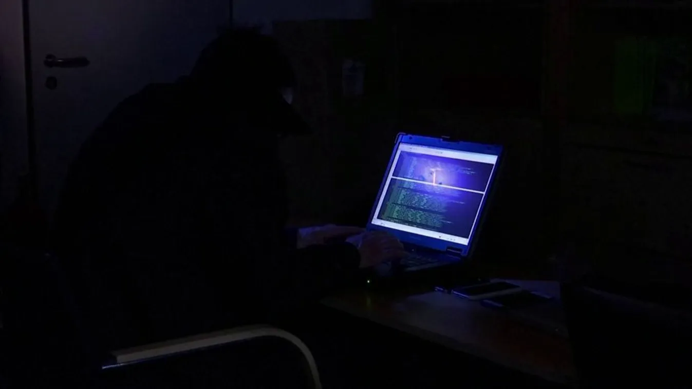 Videóban vetkőztetett egy kislányt