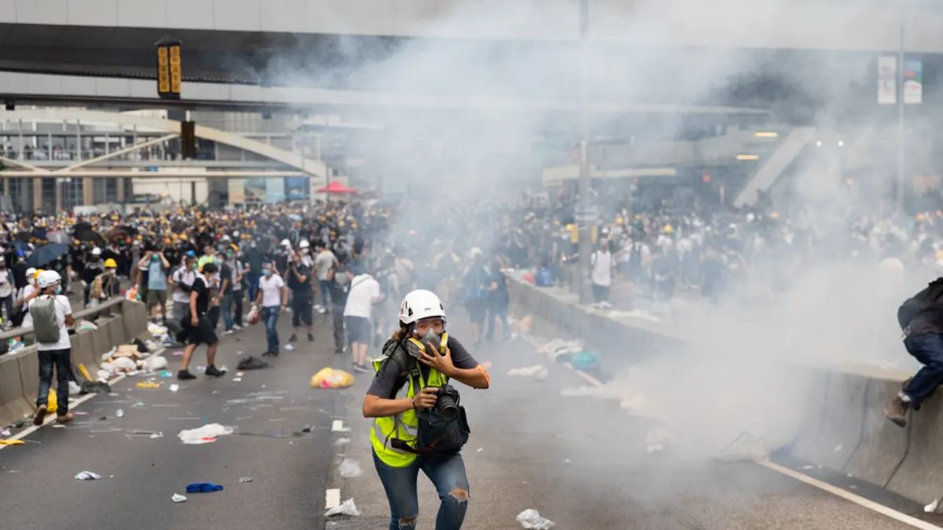 Könnygázt vetett be a rendőrség a hongkongi tüntetők ellen
