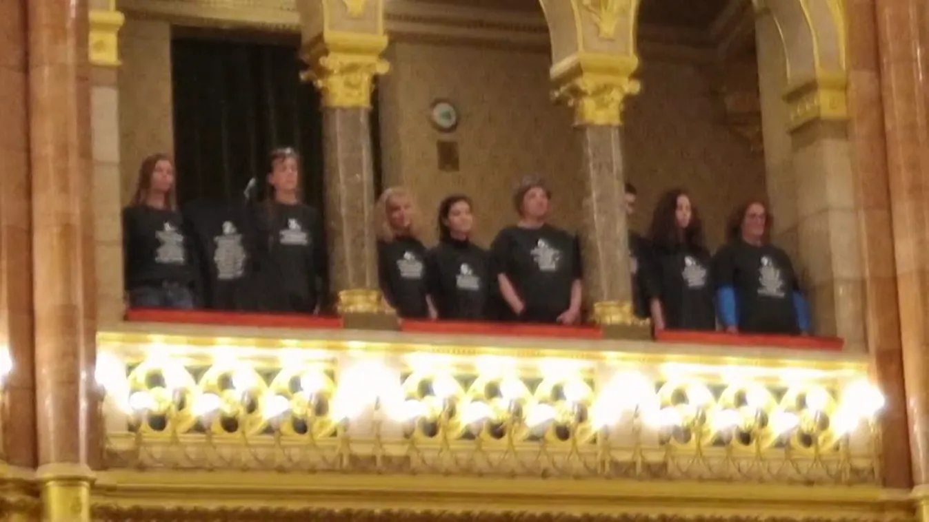 Tanárok és a baloldal képviselői is megzavarták az országgyűlés munkáját