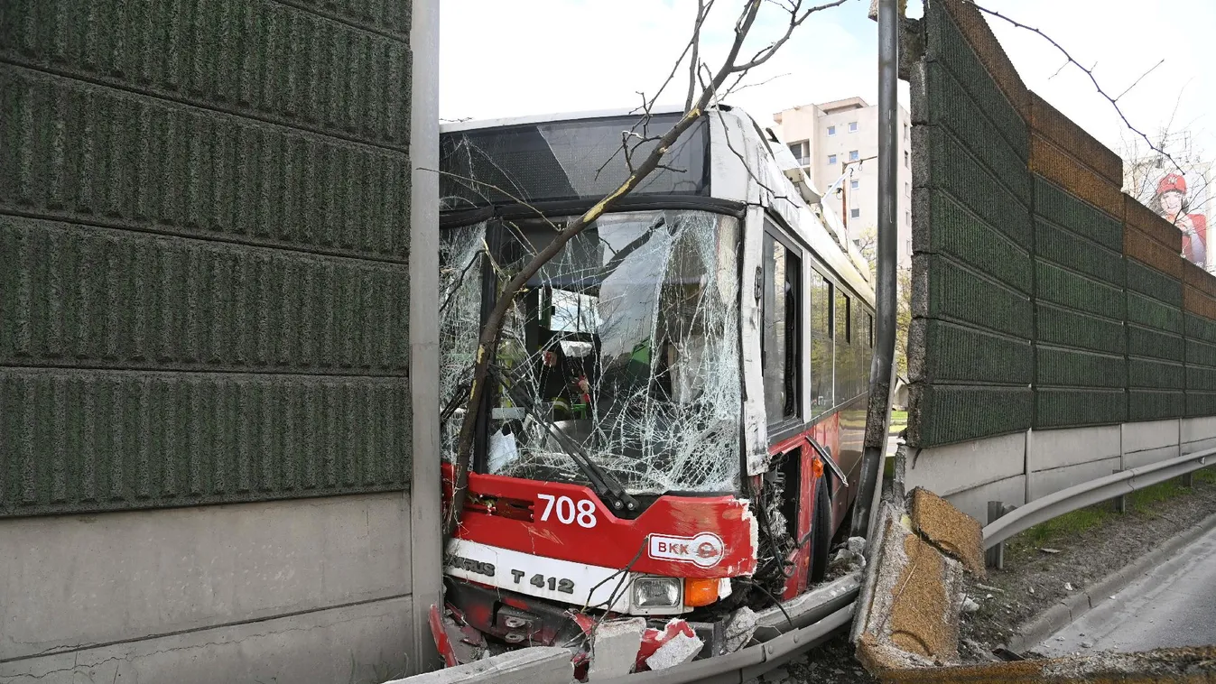 Nagy csattanással bontotta le a zajvédő falat egy troli Budapesten