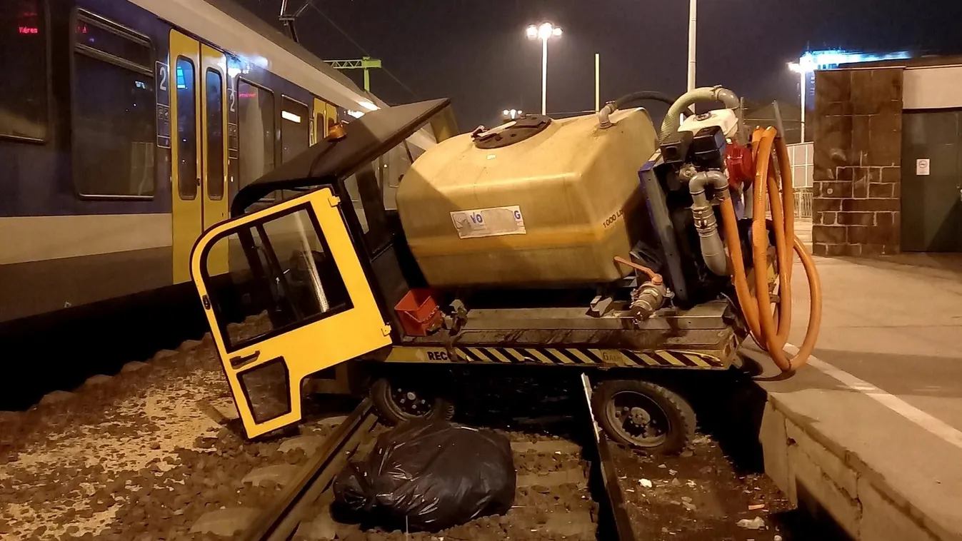 Vágányra esett egy szippantós kocsi a peronról - fotó