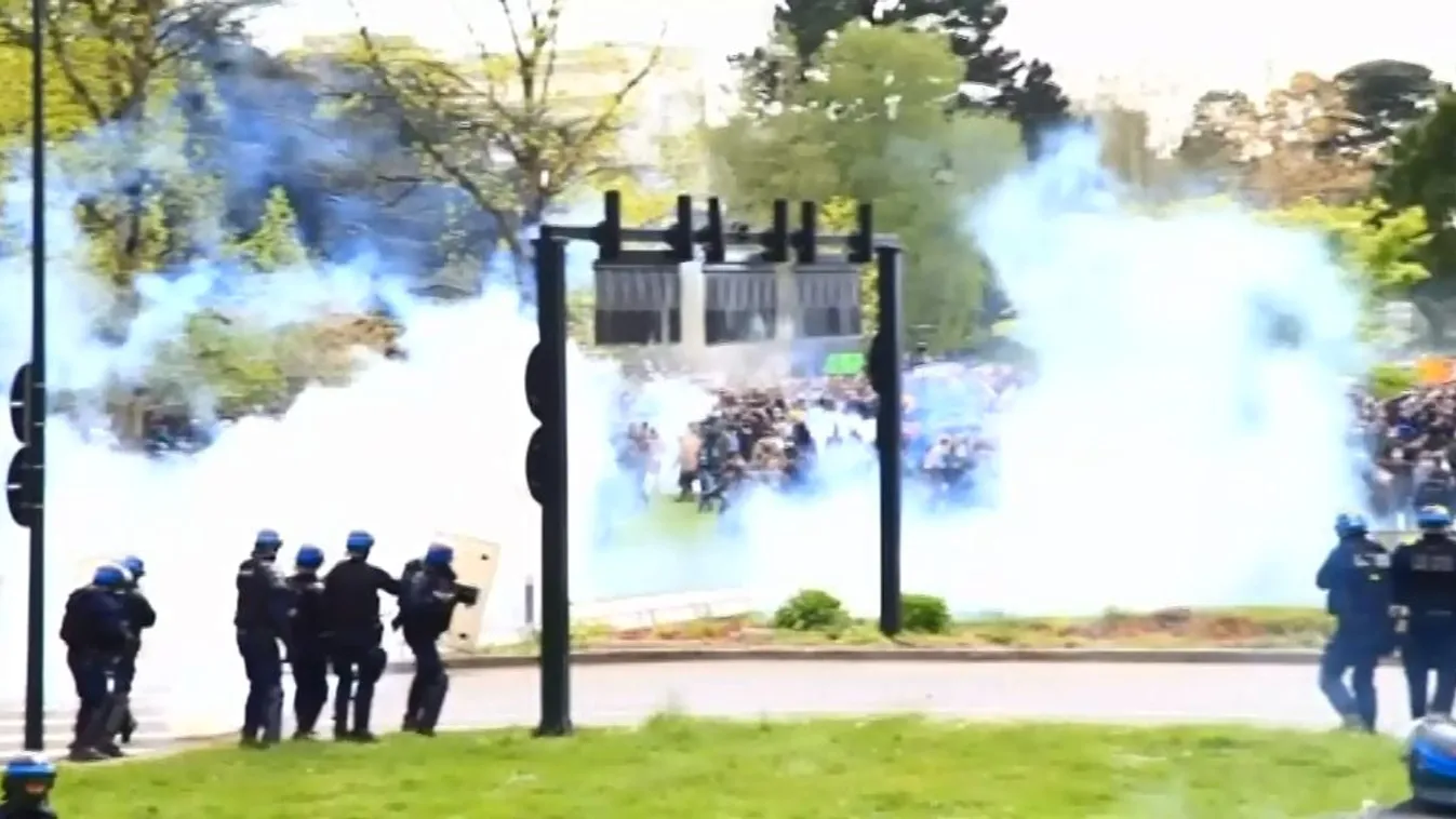 Kormányellenes tüntetéssorozat: összecsaptak a rendőrök a demonstrálókkal