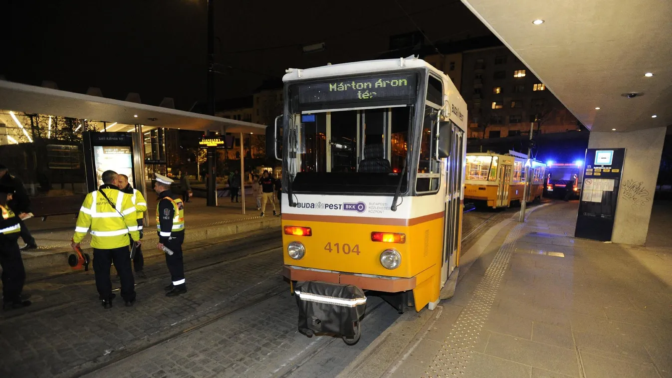 Gördeszkával siklatták ki a villamos a Széll Kálmán téren
