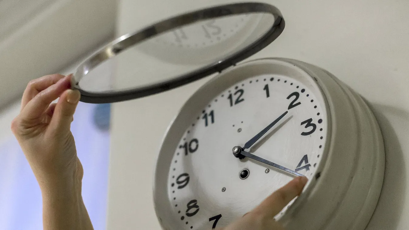 A MÁV és a budapesti tömegközlekedés menetrendjeit is érinti az óraátállítás