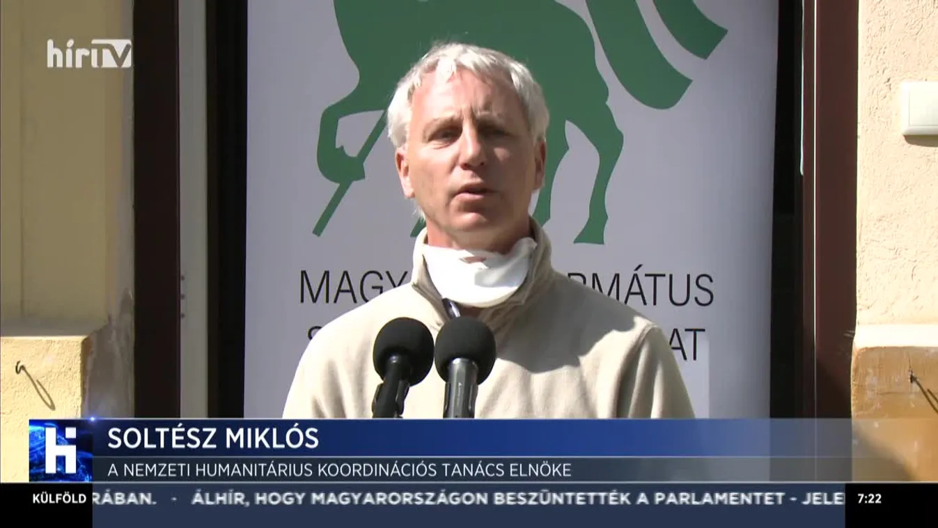 Tartós élelmiszereket osztott a Református Egyház Debrecenben