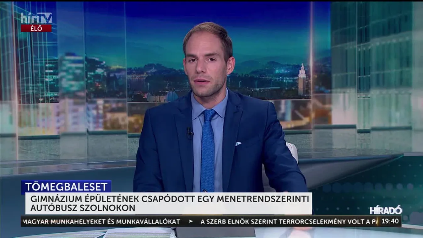 GIMNÁZIUM ÉPÜLETÉNEK CSAPÓDOTT EGY MENETRENDSZERINTI AUTÓBUSZ SZOLNOKON