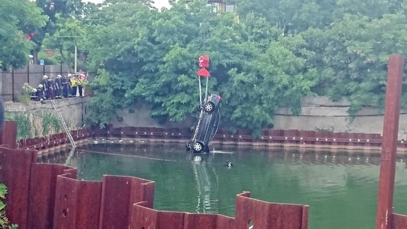 Vízzel teli munkagödörbe hajtott egy autó Kőbányán