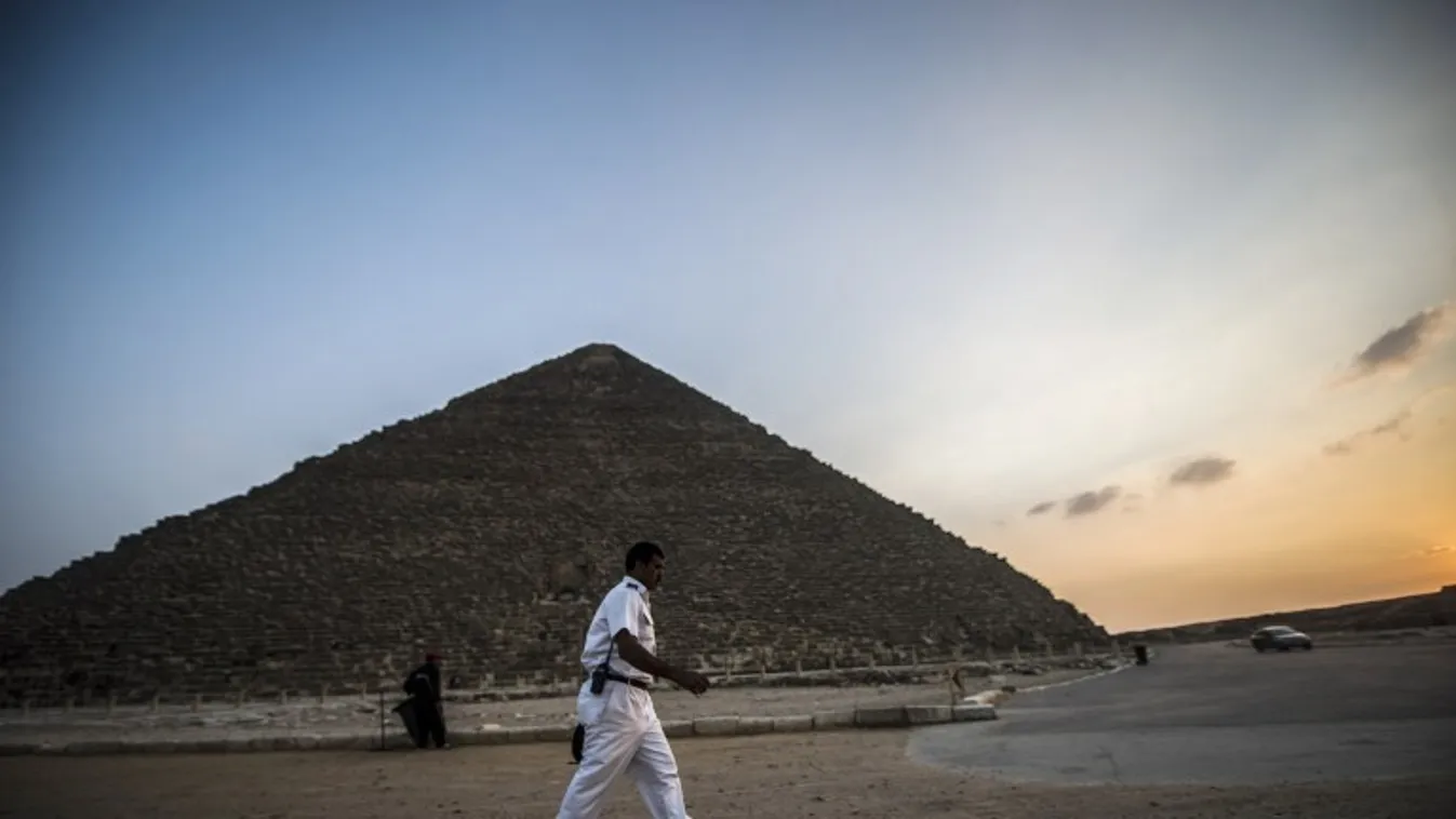 Turistabuszra nyitottak tüzet a gízai piramisoknál