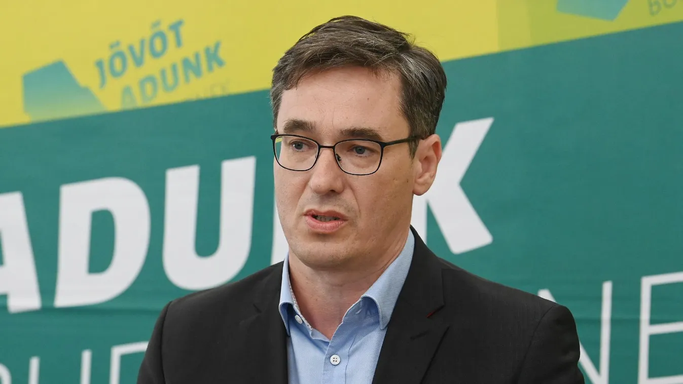 Karácsony Gergely a budapesti szürkületben plakátot rongált + videó