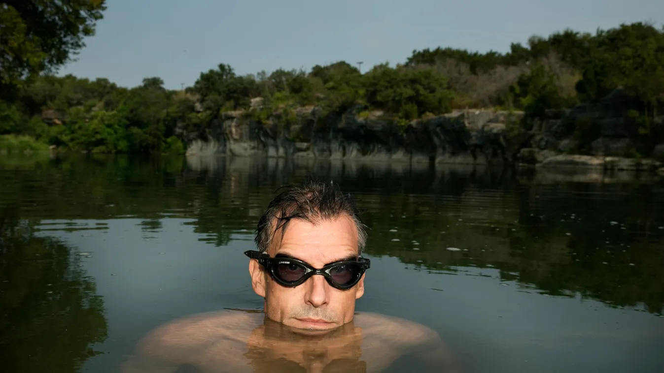 Három tonna élelemmel indul átúszni az Atlanti-óceánt