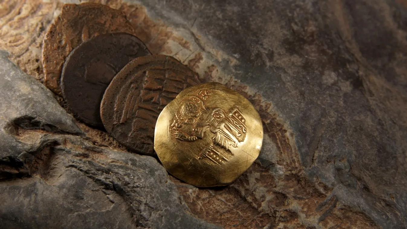 Felújítás közben 365 millió forintot érő aranyérméket talált egy angol pár Ellerbyben