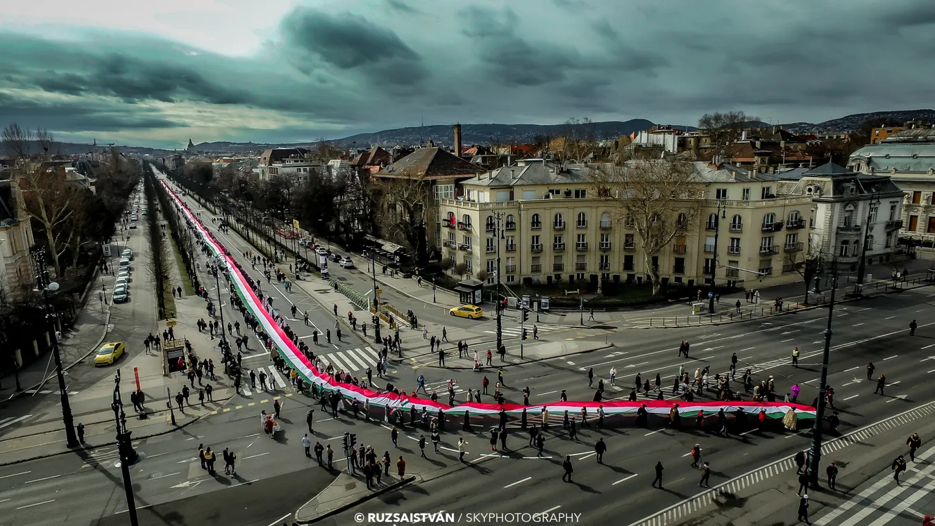 Drónfelvétel készült a rekordhosszúságú magyar zászló kifeszítéséről