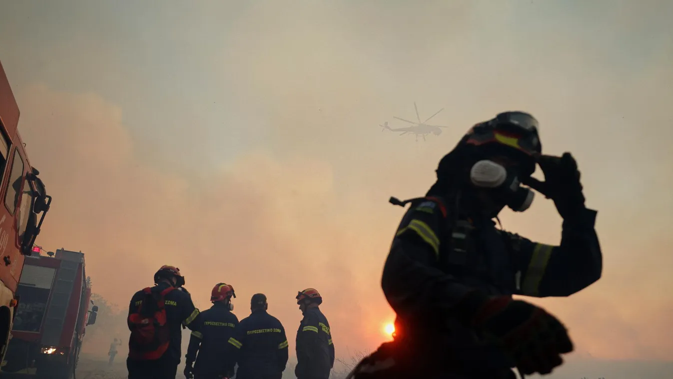 Emberfeletti küzdelemben vannak a tűzoltók Görögországban