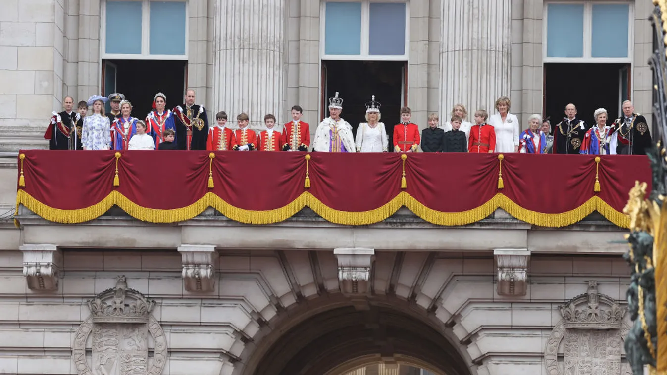 Harry nélkül köszöntötte az ünneplőket a királyi család a Buckingham-palota erkélyén