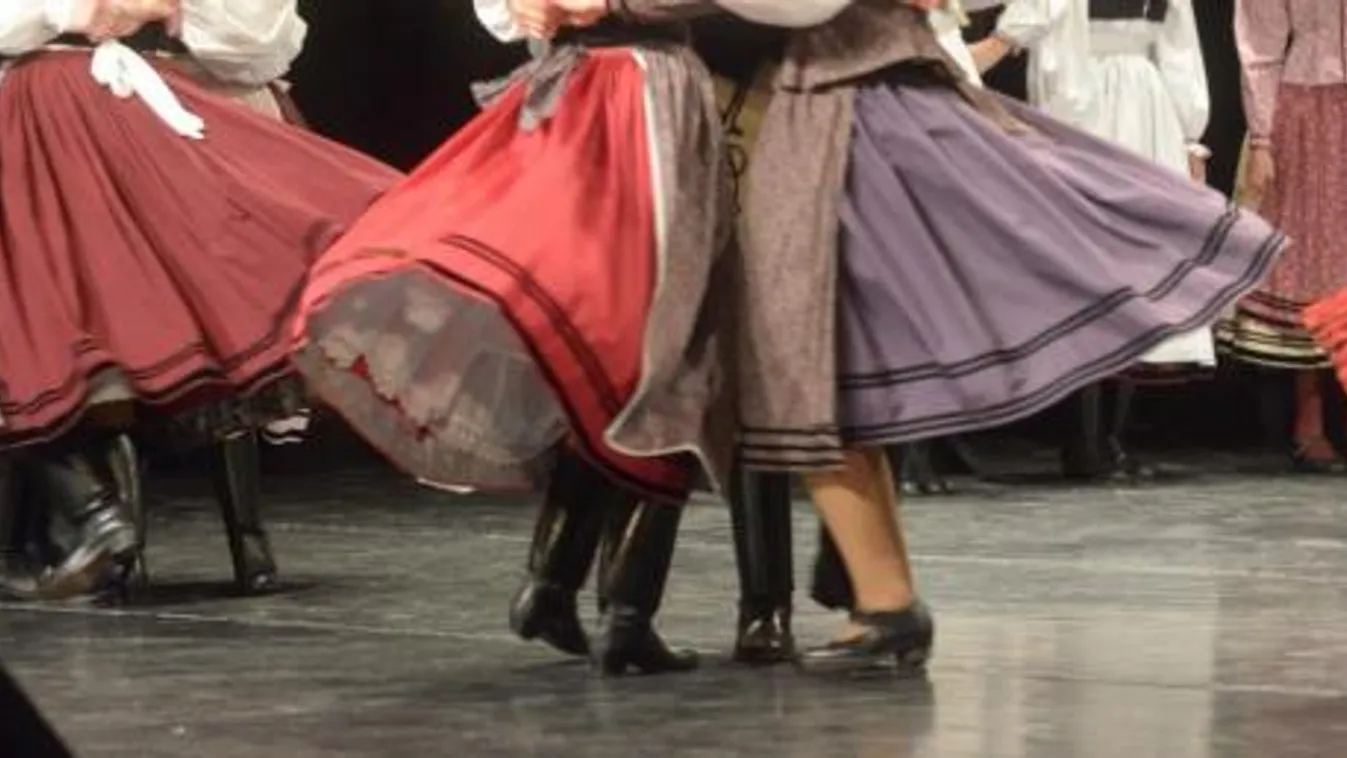 Erdélyi ízek, táncház a bukovinai folklórfesztiválon