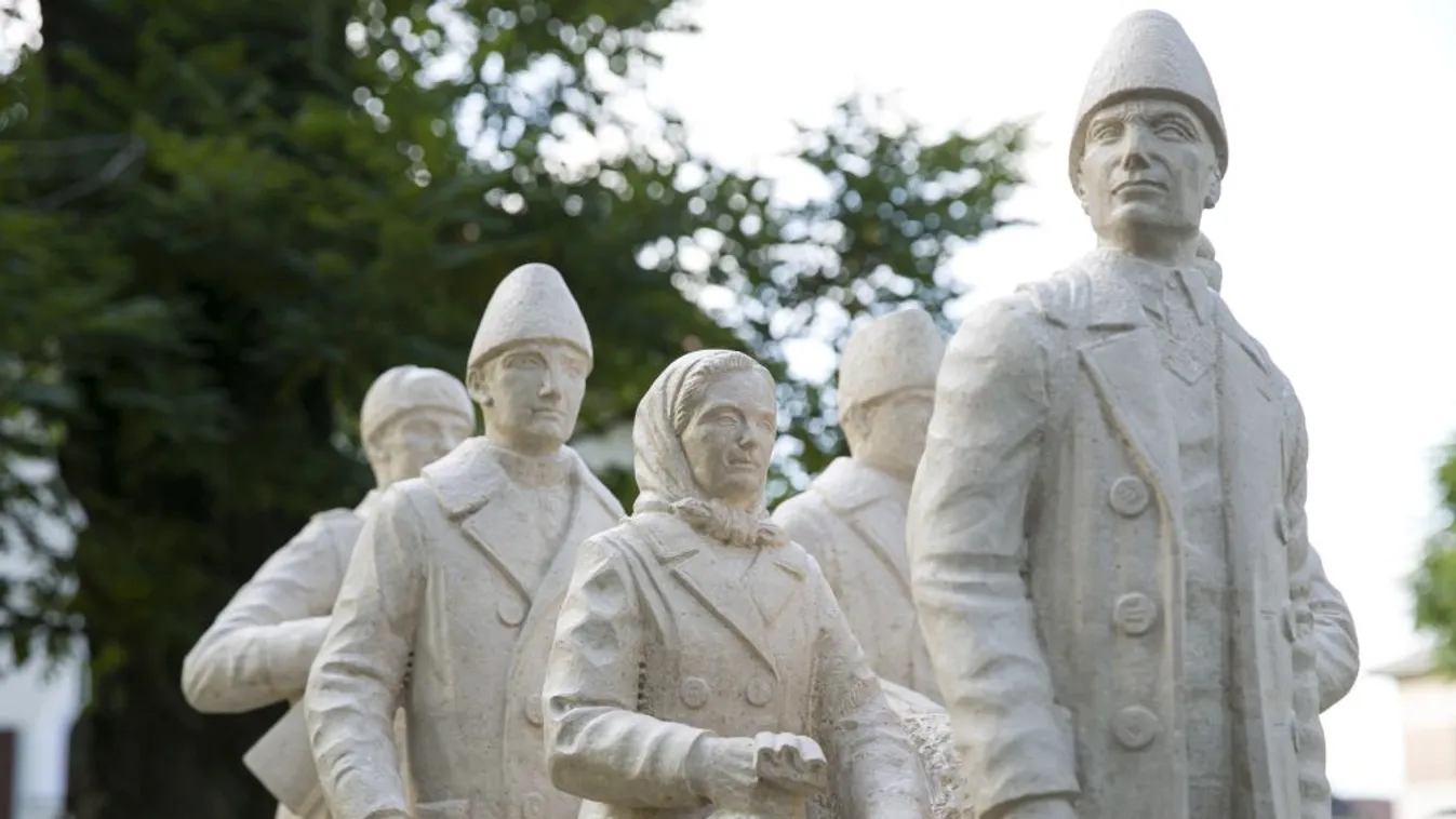 Szoborállítással emlékeztek a málenkij robotra hurcolt vecsésiekre