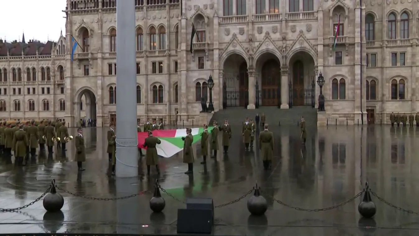 Félárbocon a nemzeti lobogó az Országház előtt