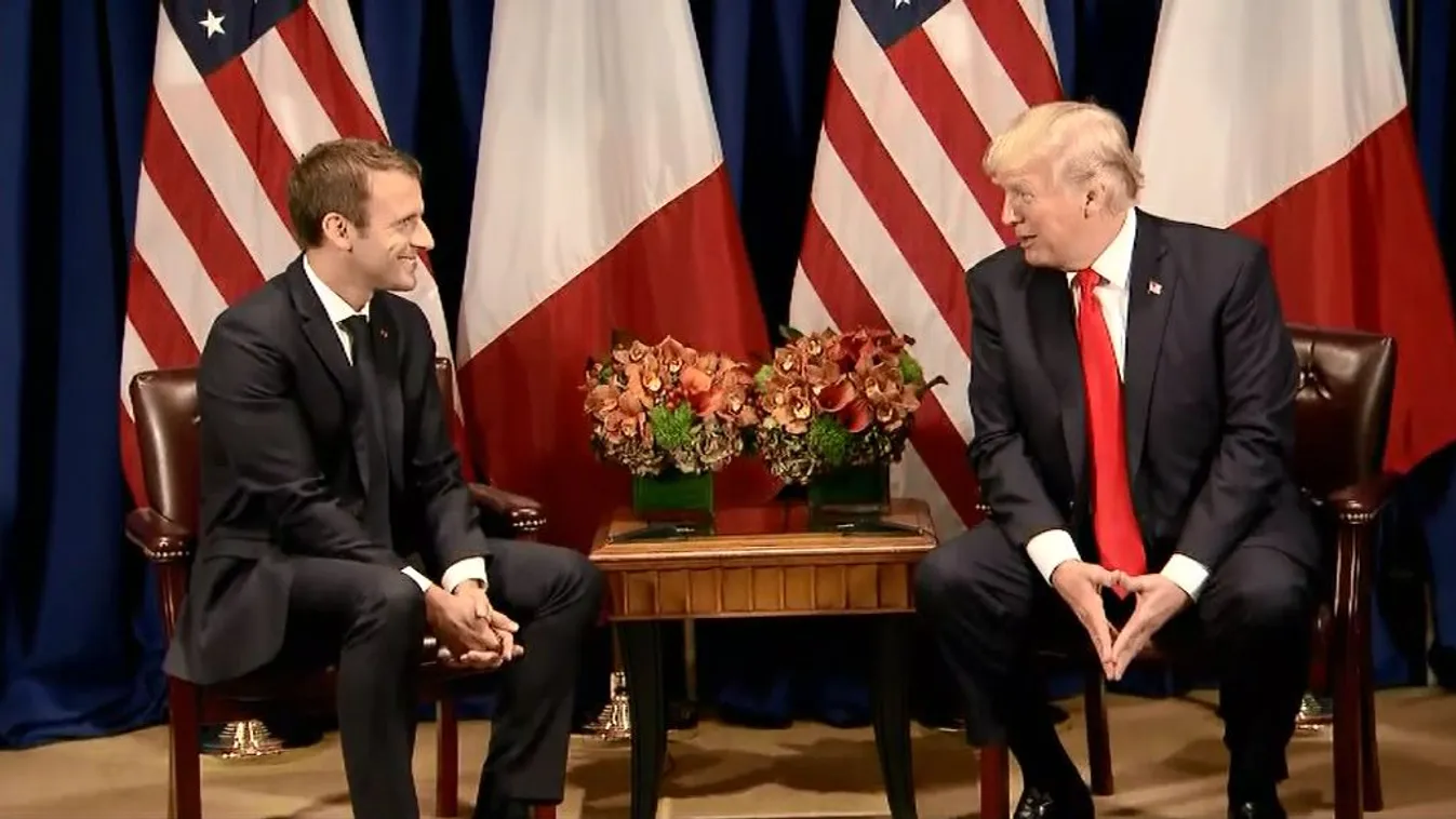 Ágyúlövések kíséretében fogadja Trump Macront