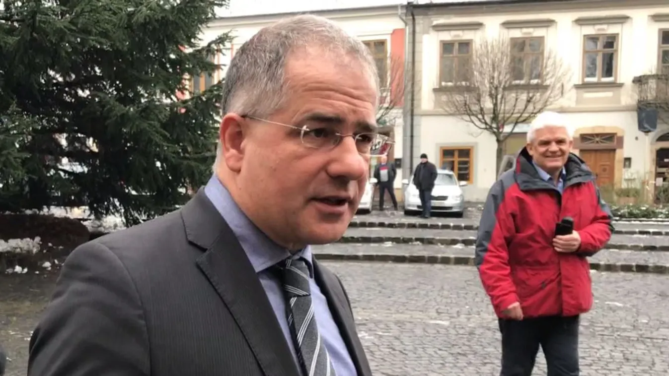 „Természetesen válaszolok, nem megyek sehova” – mondta Kósa Lajos, majd elment