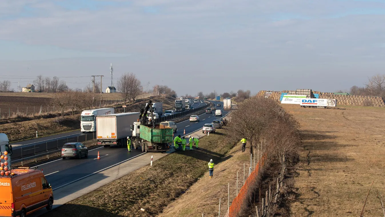 Mintegy 50 autó kapott defektet az M1-esen + videó