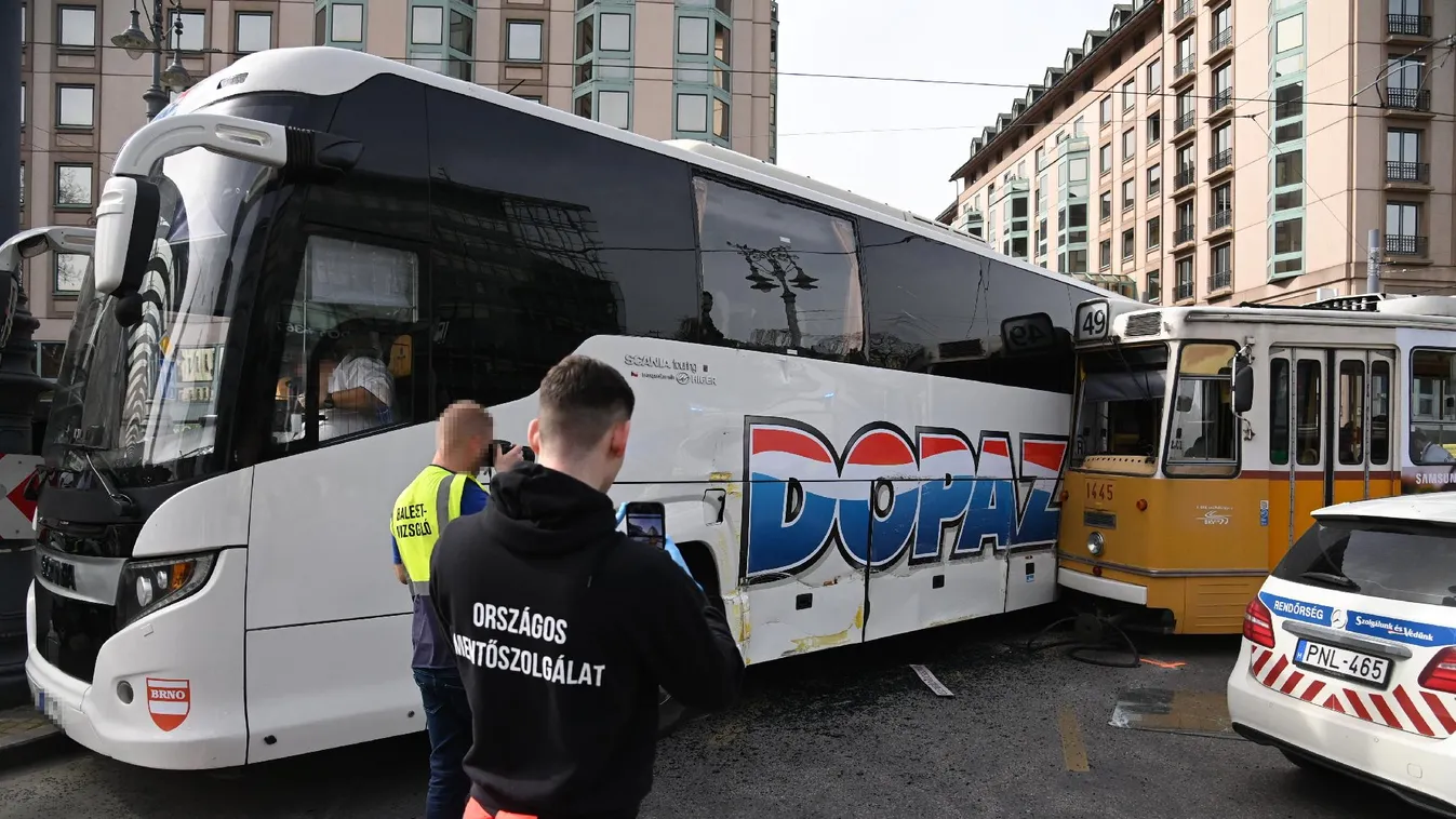 Turistabusszal ütközött a villamos a Kálvin téren