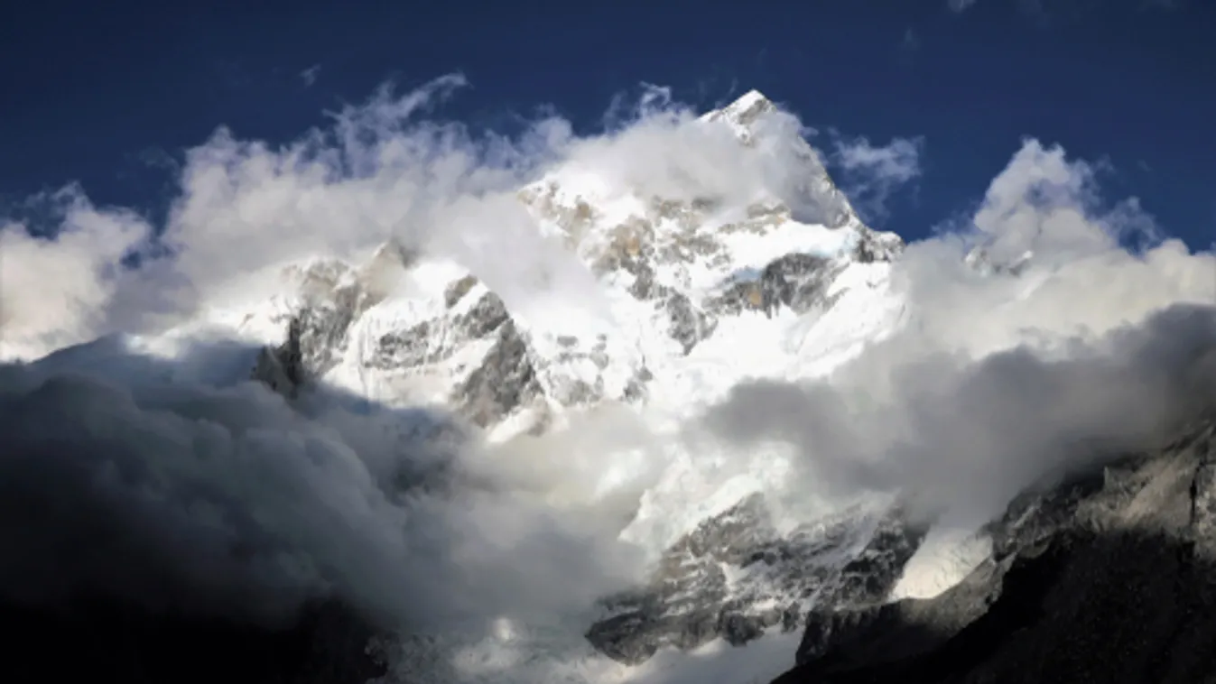 Erős havazás miatt felhagytak a Mount Everest megmászásával a nepáli serpa hegymászók