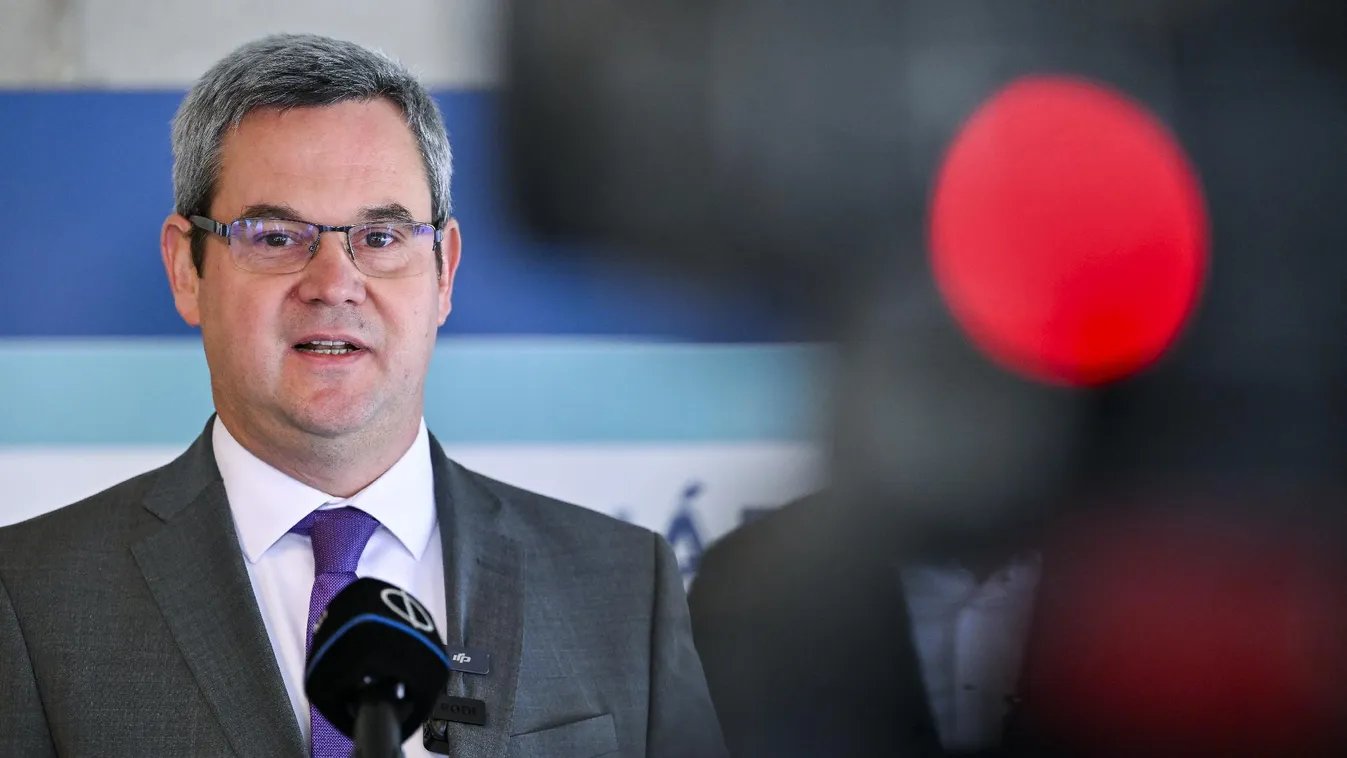 Korszerű felszereléssel bíró új mentőautókat kapott az OMSZ