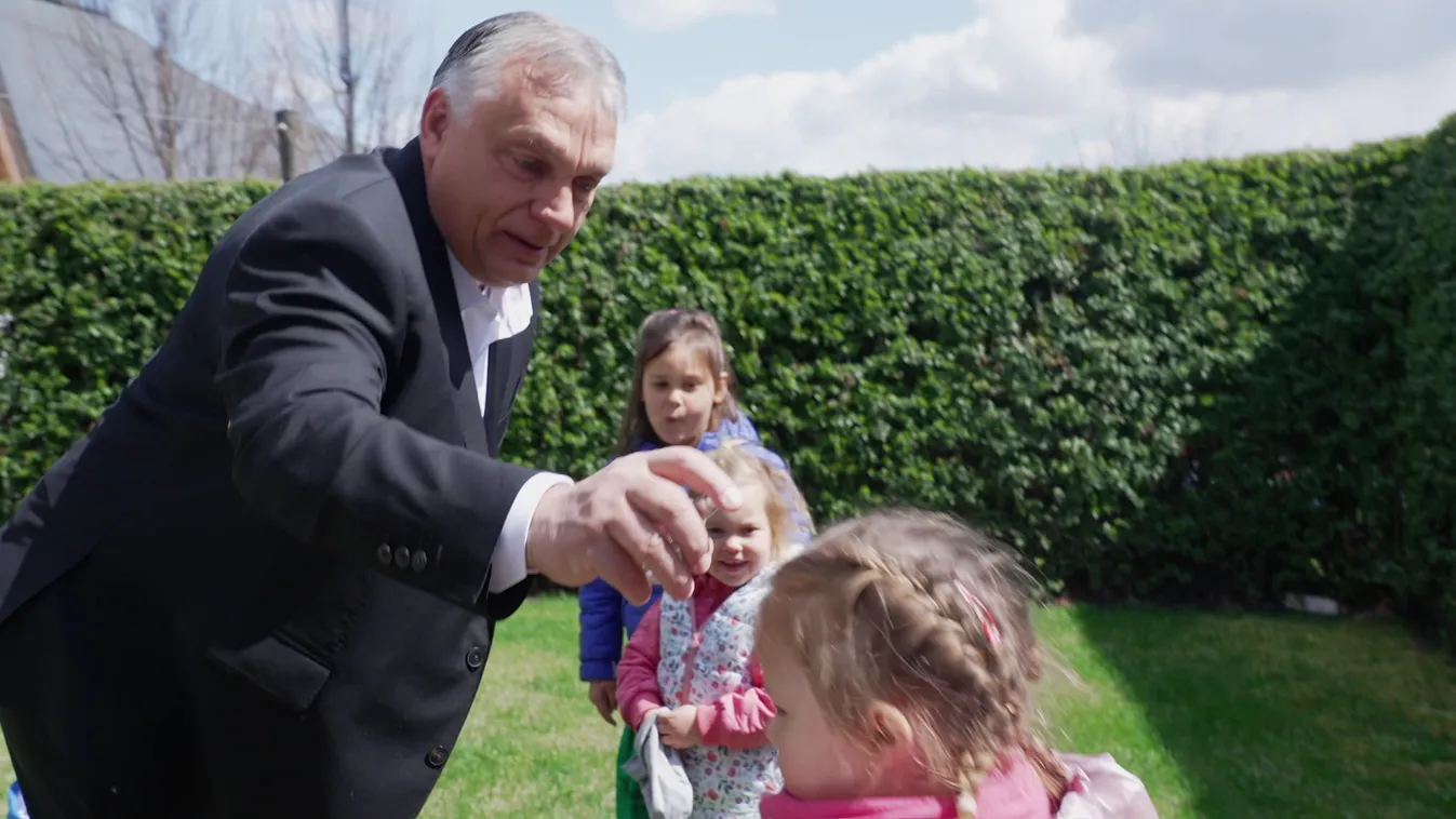 Szabad-e locsolni? - A miniszterelnök az unokáit is meglocsolta