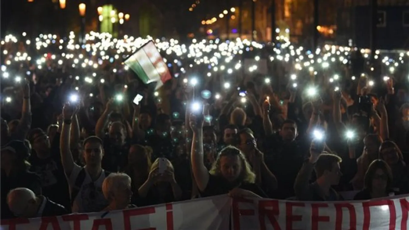 Kormányellenes tüntetésbe csapott át a CEU melletti kiállás