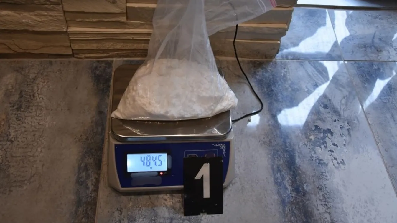 Három kristállyal kereskedő család tagjai ellen emeltek vádat