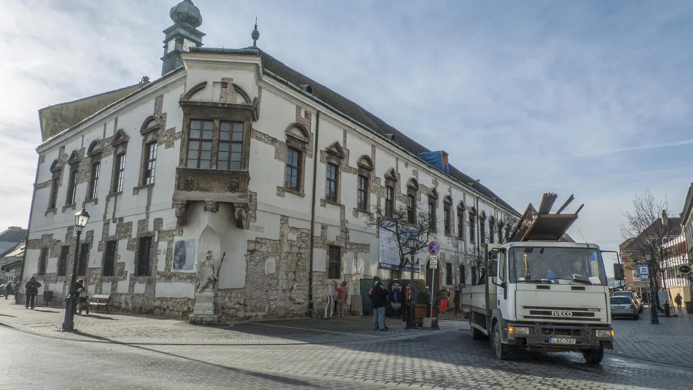 A Budavári Palota üzemeltetőjét szorongatja a Kehi