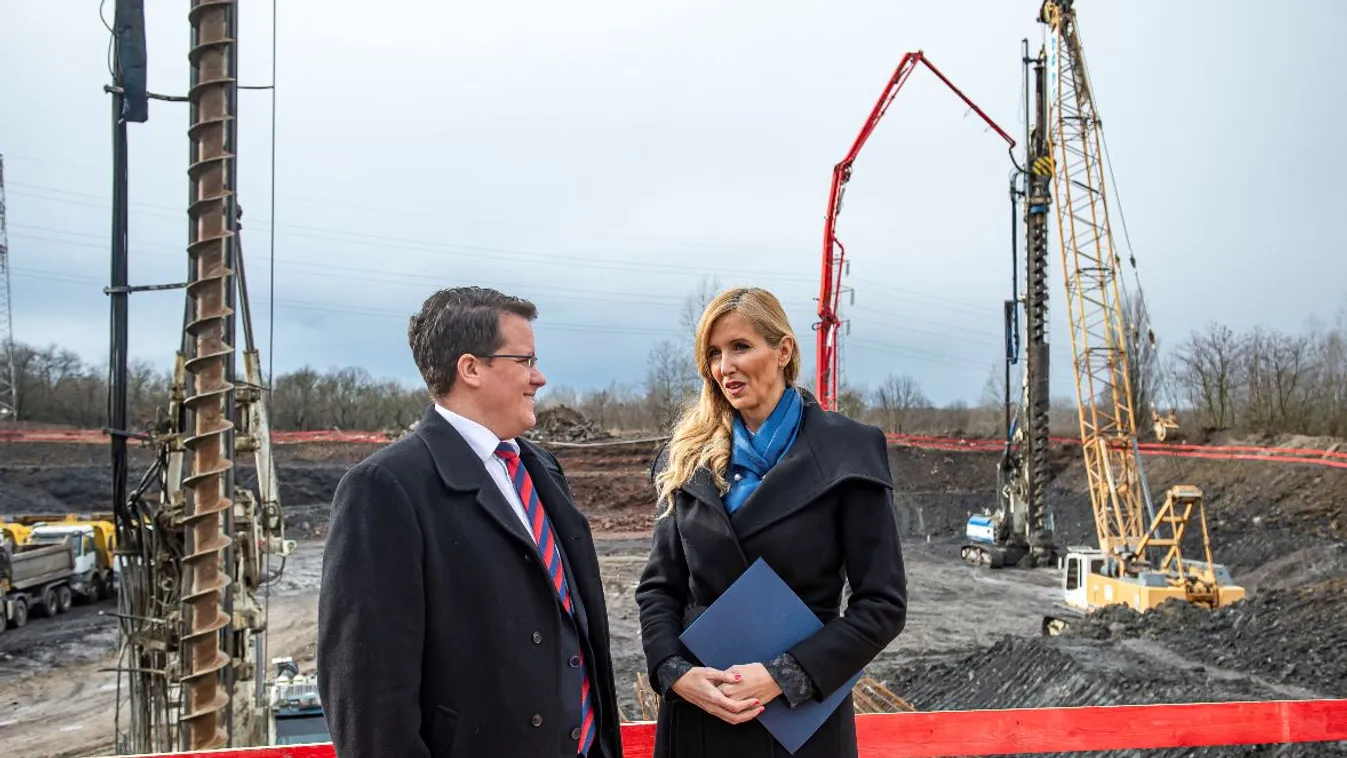 Új sportcsarnok alapkövét tették le Tatabányán