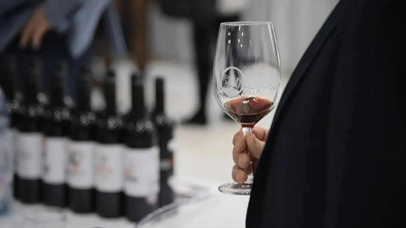 4 ország 15 borvidékének 40 pincészete kínált borokat