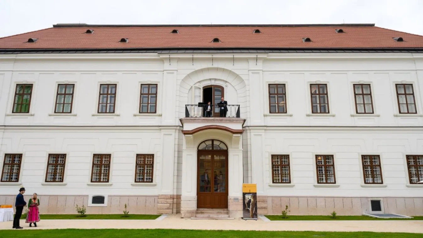 A megújult tatai Esterházy-kastélyban látható a múlt jelen időben