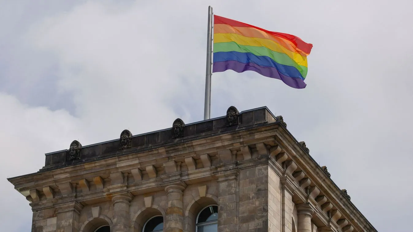 Kitilthatják a hivatalos épületekről a pride-zászlókat