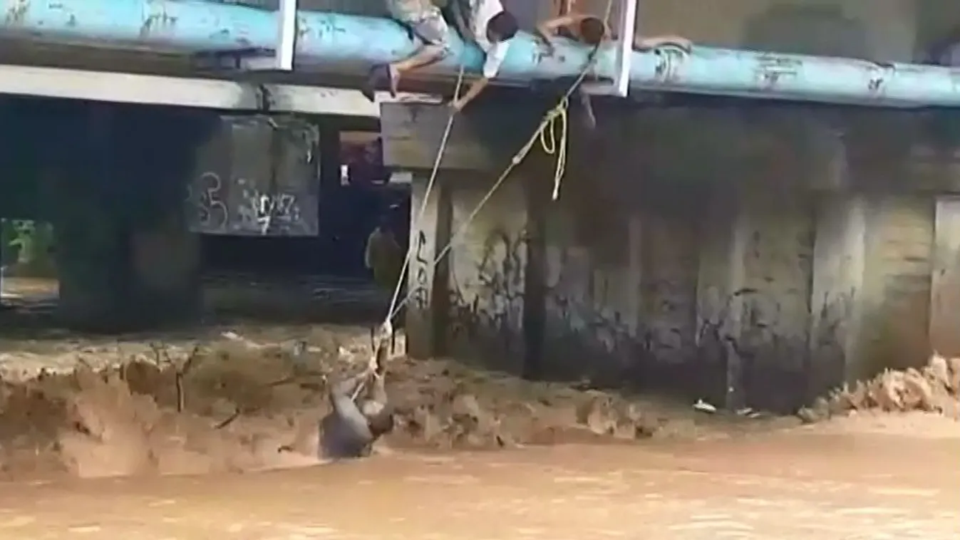 Motorost sodort magával egy megáradt folyó