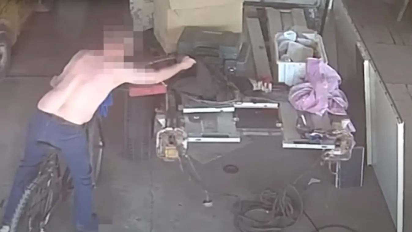 Kerékpárral hajtott be a műhelybe lopni egy férfi - videóval