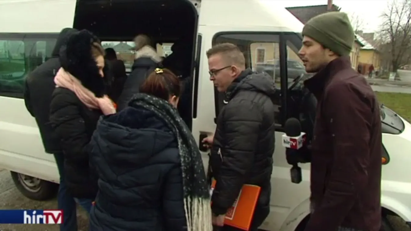 Erdélyi fiatalokkal gyűjteti az aláírásokat a fideszes Boldog István