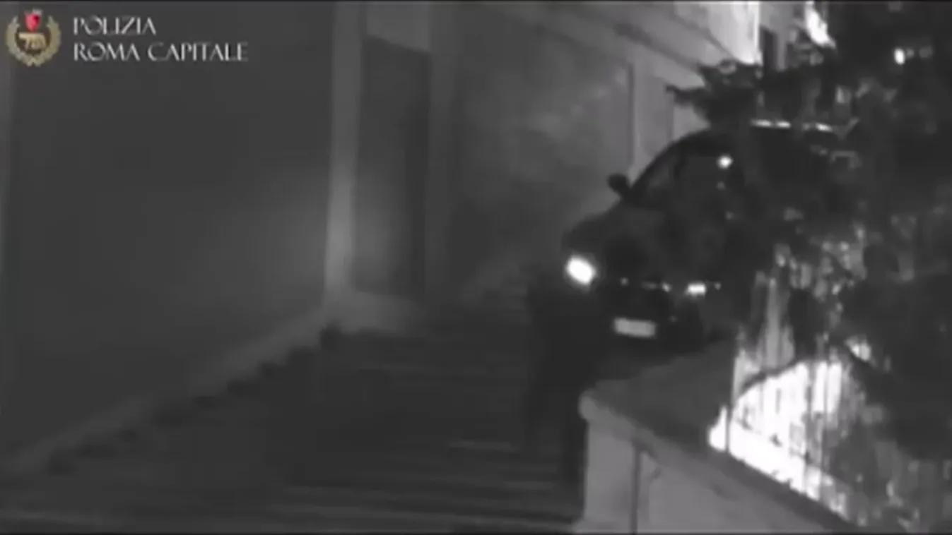 Autóval hajtott le egy férfi a Spanyol lépcsőn
