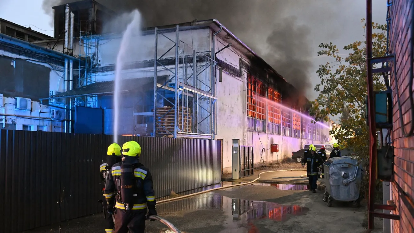 Kigyulladt egy csarnoképület a Soroksári úton