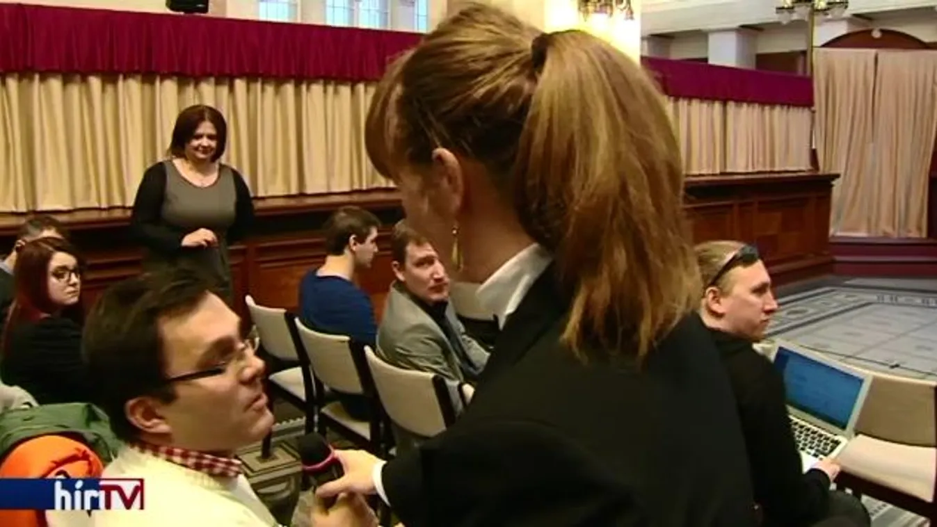 Megelégelték a kérdéseket, kicsavarták a mikrofont a Hír TV riporterének kezéből