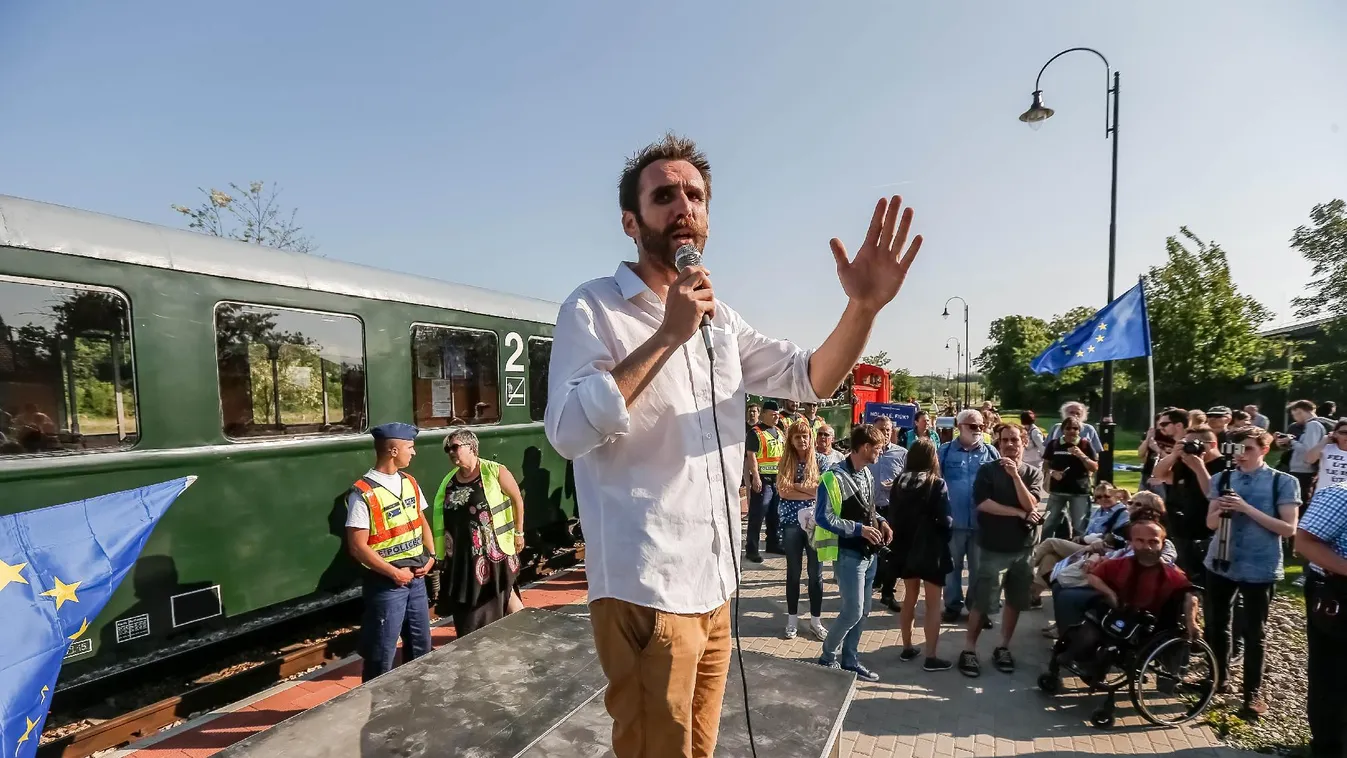 Hadházy szerint megosztó, ezért nem szólal fel az ellenzéki tüntetésen