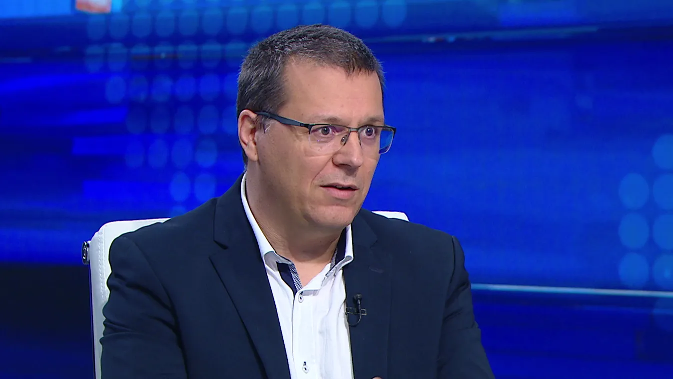 Leszakadt egy társasház párkányfala  a VI. kerületi Jókai utcában