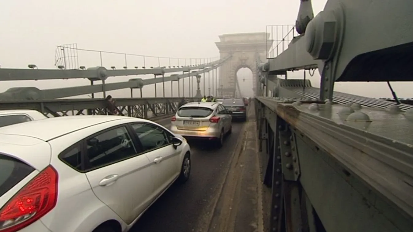 Kinek, mit jelent az évértékelés – lezárta a Lánchidat egy civil csoport